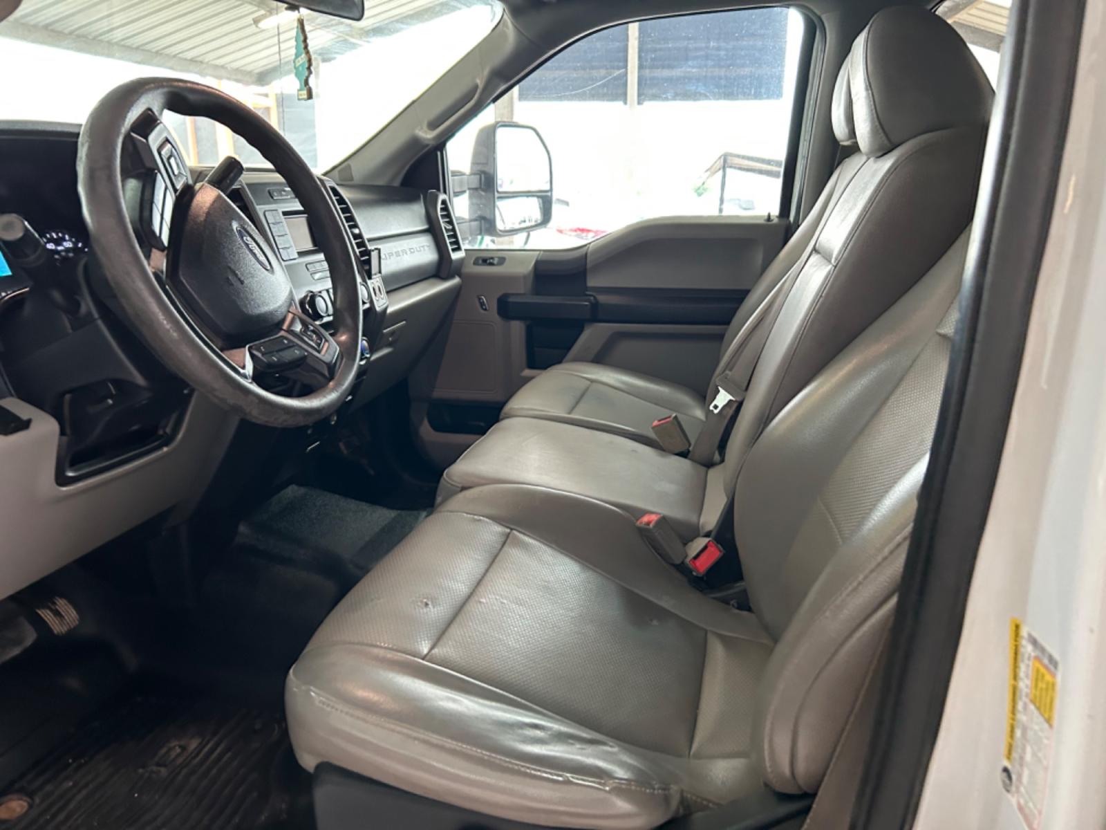 2018 White Ford F-250 SD King Ranch Crew Cab Long Bed 4WD (1FT7W2BT0JE) with an 6.7L V8 OHV 16V DIESEL engine, 6A transmission, located at 1687 Business 35 S, New Braunfels, TX, 78130, (830) 625-7159, 29.655487, -98.051491 - Photo #12